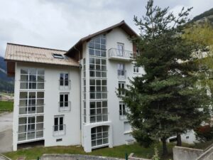 Façade extérieure récemment rénovée de la résidence le Rocher Fleuri à Modane-Fourneaux