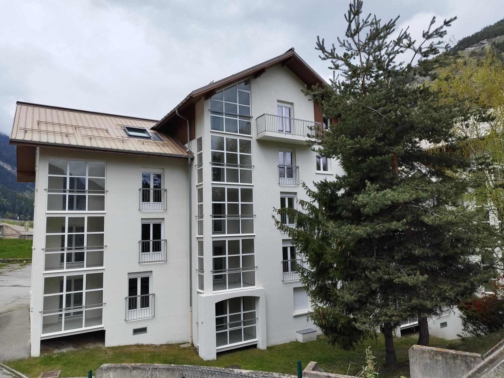 Façade extérieure récemment rénovée de la résidence le Rocher Fleuri à Modane-Fourneaux