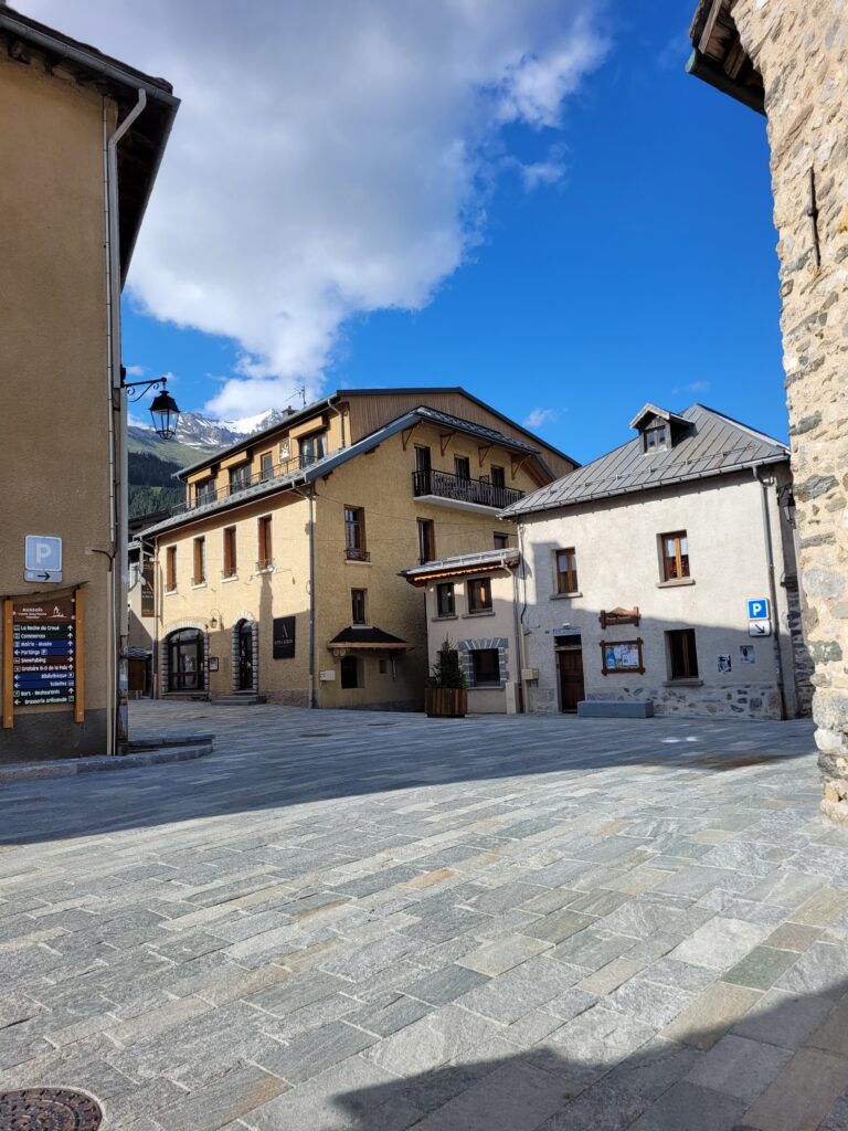 Rue de l'église rénovée à Aussois