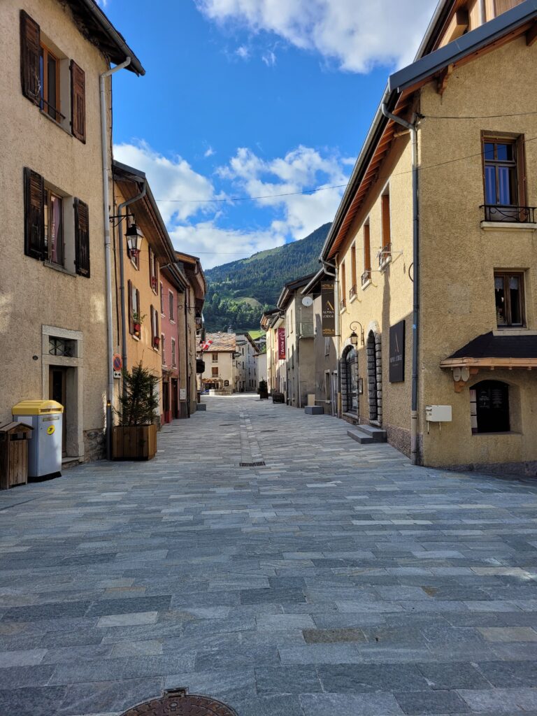 Rue de l'église rénovée à Aussois