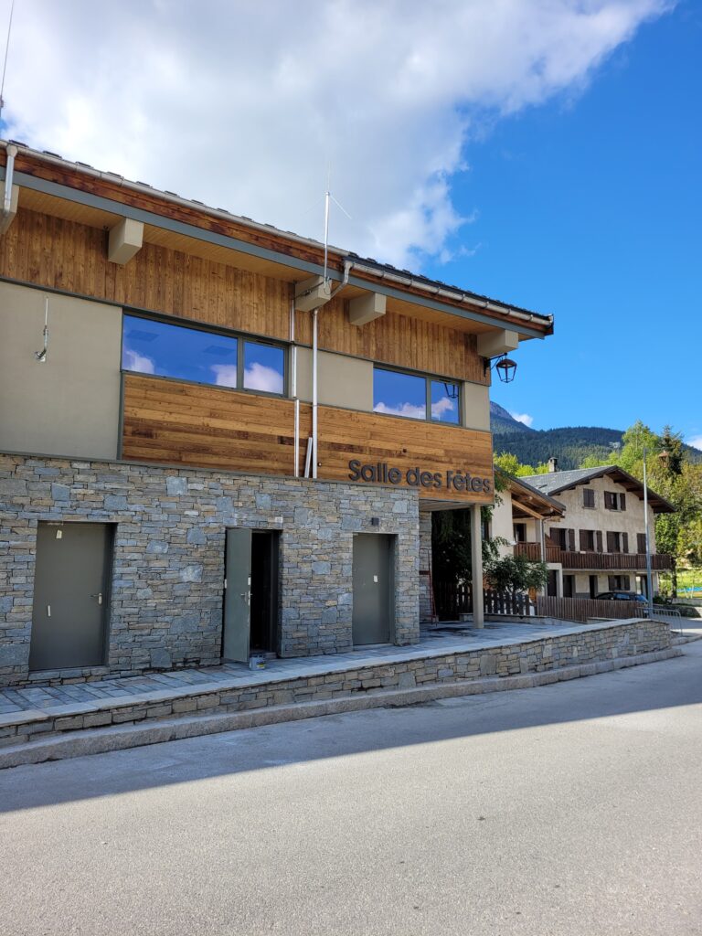 Extérieur de la salle des fêtes d'Aussois