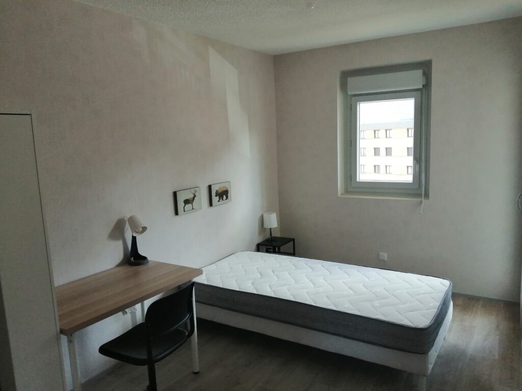 Chambre meublée dans la résidence OPAC le Rocher Fleuri à Modane Fourneaux