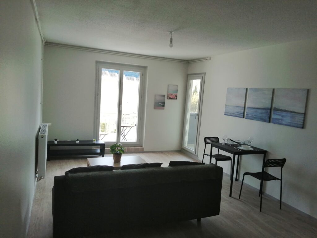 Salon meublé dans la résidence OPAC le Rocher Fleuri à Modane Fourneaux