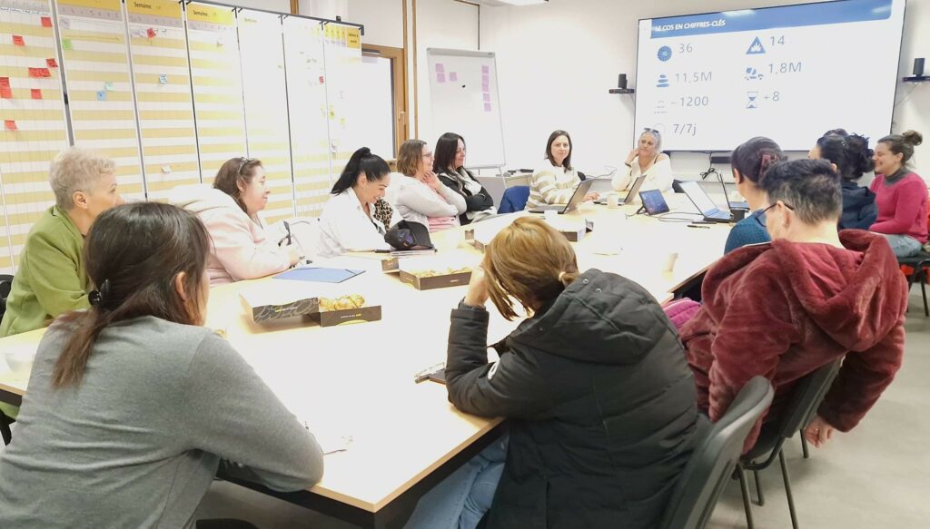15 femmes discutent autour d'une table à l'occasion d'une matinée d'échanges Femmes et métiers du souterrain