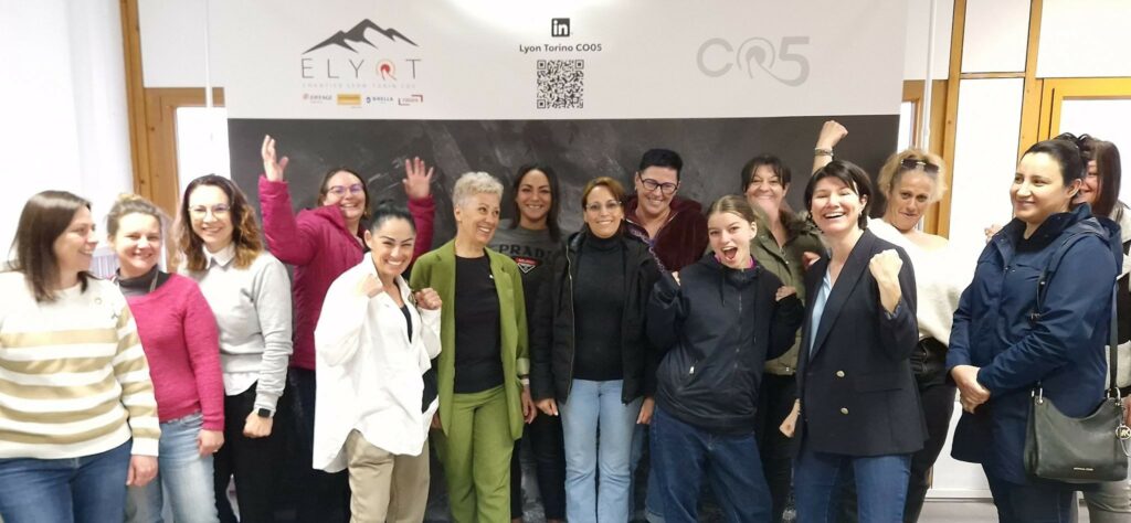 15 femmes posent devant les logos du groupement ELYOT à l'occasion d'une matinée d'échanges Femmes et métiers du souterrain