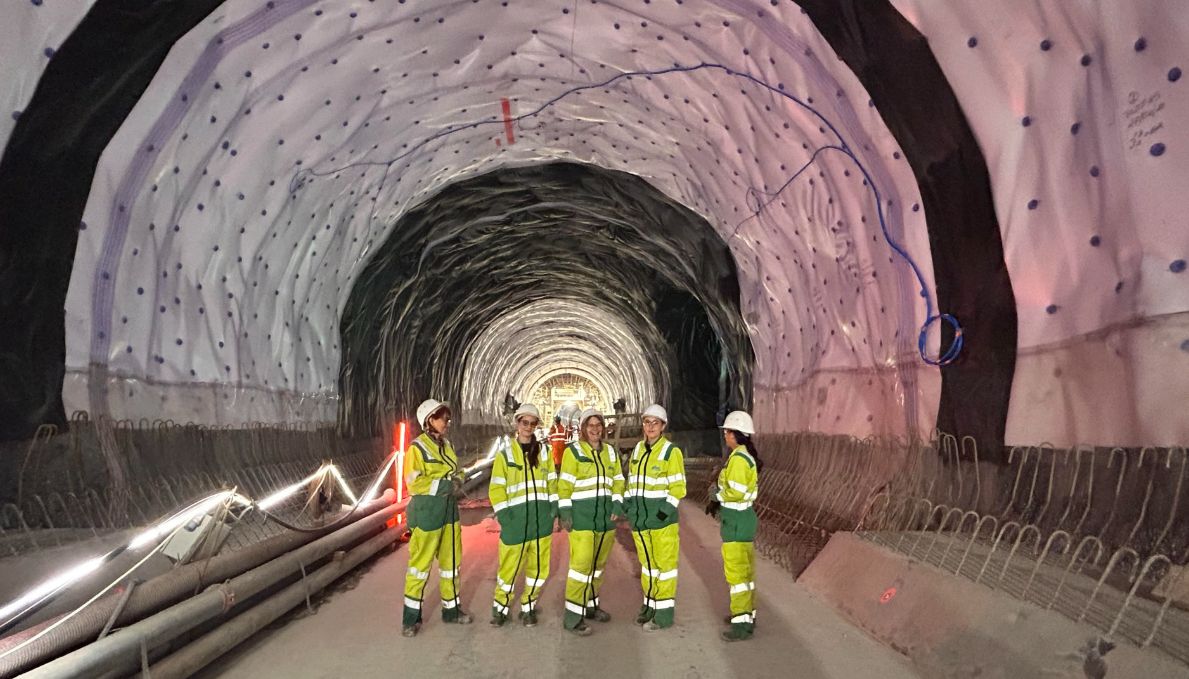 5 femmes visite le chantier de creusement du tunnel Lyon-Turin
