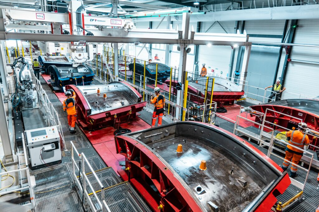 Salariés sur une chaîne de production de l'usine de voussoirs de La Chapelle, créée pour les besoins du grand chantier Lyon-Turin