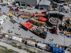 Vue drone de l'arrivée du tunnelier Viviana sur le chantier de construction du Lyon-Turin à Saint-Martin-la-Porte